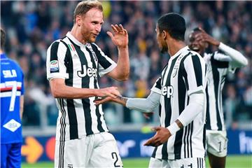 Benedikt Höwedes (M.) feiert seinen Treffer zum 2:0 mit Teamkollege Douglas Costa. Foto: Alessandro Di Marco/ANSA/AP
