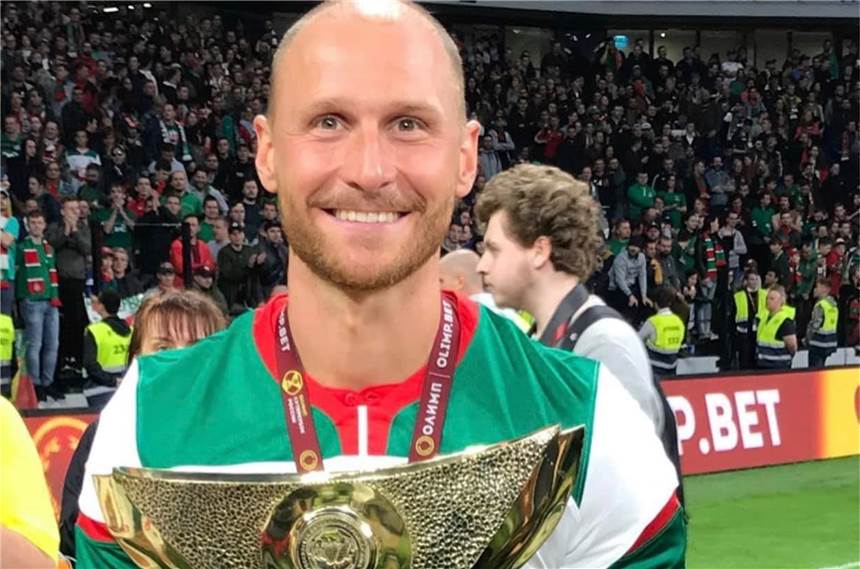 „Das sind die wahren Helden unserer Zeit“: Benedikt Höwedes unterstützt Trump-Kritikerin Benedikt Höwedes präsentiert seinen neuesten Pokal.