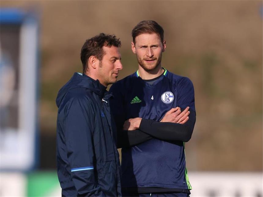 S04-Kapitän Höwedes vorm Derby noch gelassen Benedikt Höwedes (r.) glaubt nicht auf den Meisterschaftstitel mit Schalke 04, hofft aber auf andere Trophäen.