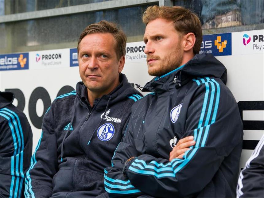 Höwedes-Comeback wohl erst im September Benedikt Höwedes (r.) im Gespräch mit Schalkes Vorstand Sport, Horst Heldt.