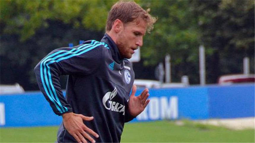 Schalke-Kapitän Höwedes trainiert wieder mit Ball Benedikt Höwedes trainierte am Dienstagvormittag erstmals wieder mit dem Ball.