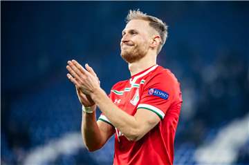 Benedikt Höwedes wurde bei seiner Rückkehr von den Schalke-Fans gefeiert.