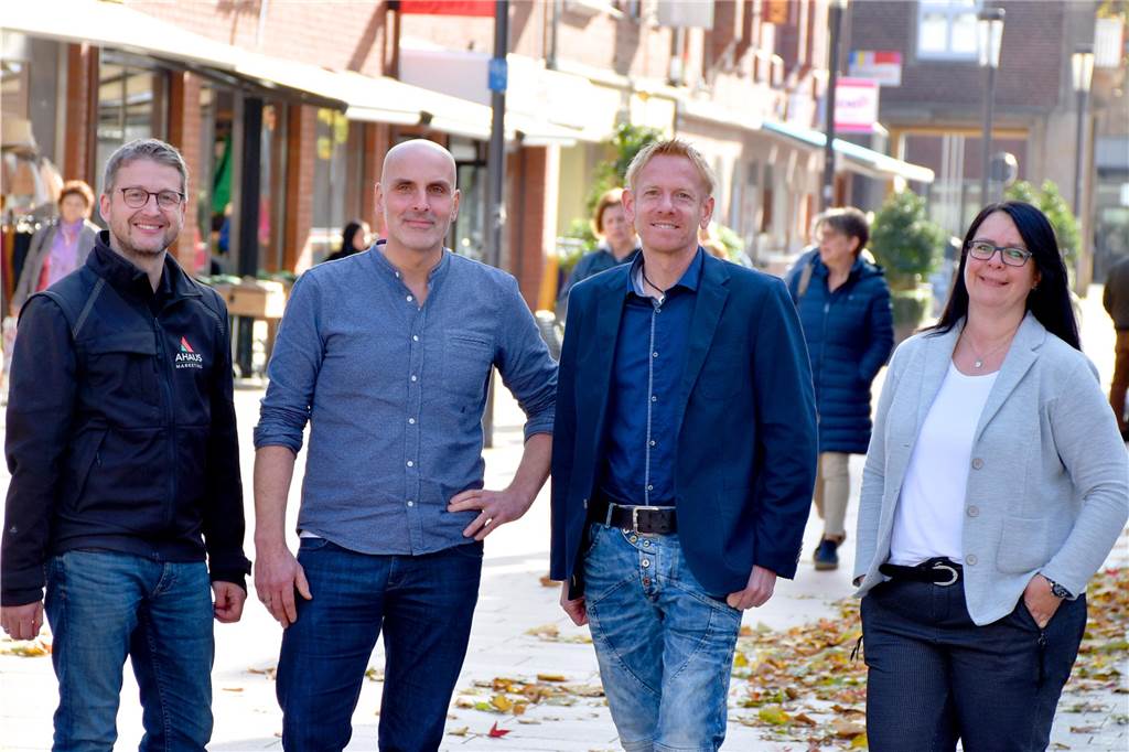 Außengastronomie in der Innenstadt? „Eigentümer sind zu unbeweglich!“ Benedikt Homölle (AMT), Michael Führs und Thomas Rudde (projaegt) sowie die Ahauser Wirtschaftsförderin Katrin Damme