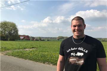 Benedikt Hülsbusch ist der Kopf hinter "Einfach Bauer" und hat für das anstehende Traktorfestival im Mai nicht nur ein sondern gleich zwei top-Acts engagieren können.