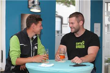 Benedikt Hülsbusch (r.) lässt sich am Samstag mit Kevin Jankowiak ein Bier im Gasthaus Dörlemann schmecken.