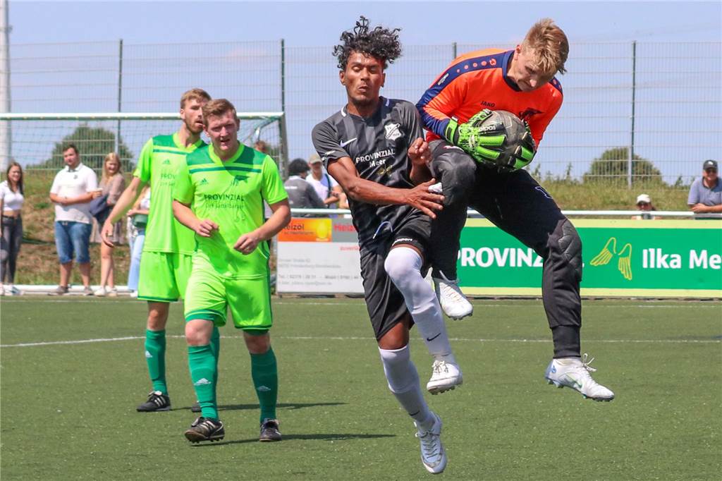 Elfmeter-Wiederholung: SV Bausenhagen ist neuer Fröndenberger Stadtmeister Benedikt Julius schnappt sich hier das Leder. Der SV Bausenhagen ist neuer Stadtmeister in Fröndenberg.