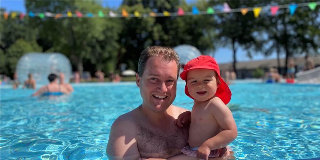 Freibadfest 2022: „Nette Atmosphäre“ lockt Familien ins Parkbad Nord Benedikt Köhler mit Tochter Emilia im Nicht-Schwimmer-Becken des Parkbads Nord.