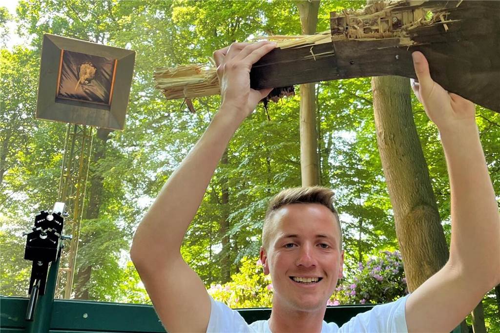 Schützenfeste 2024 und 2025 in Dorsten: Die Termine in der Übersicht Mann reckt jubelnd mit beiden Armen ein Stück holz in die Luft.