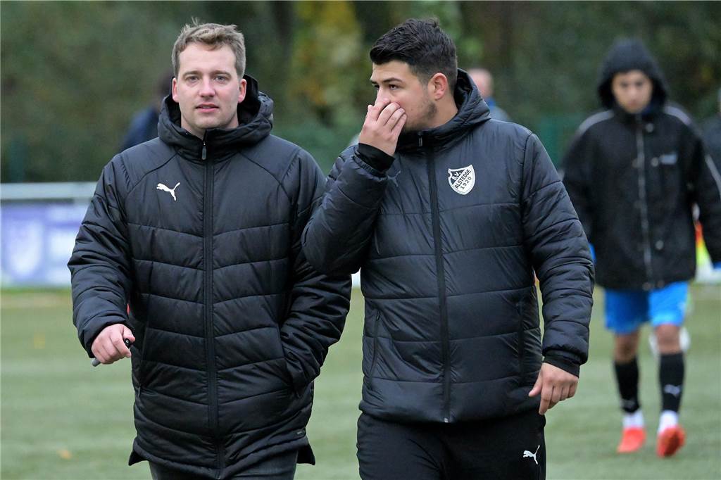 BW Alstedde verliert nach Trainer-Aus Benedikt Kuhne (l.) und Justin Brunnert laufen über den Platz.