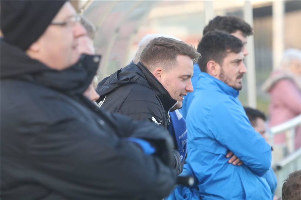 Herber Schlag für BW Alstedde Benedikt Kuhne steht zwischen Zuschauern.