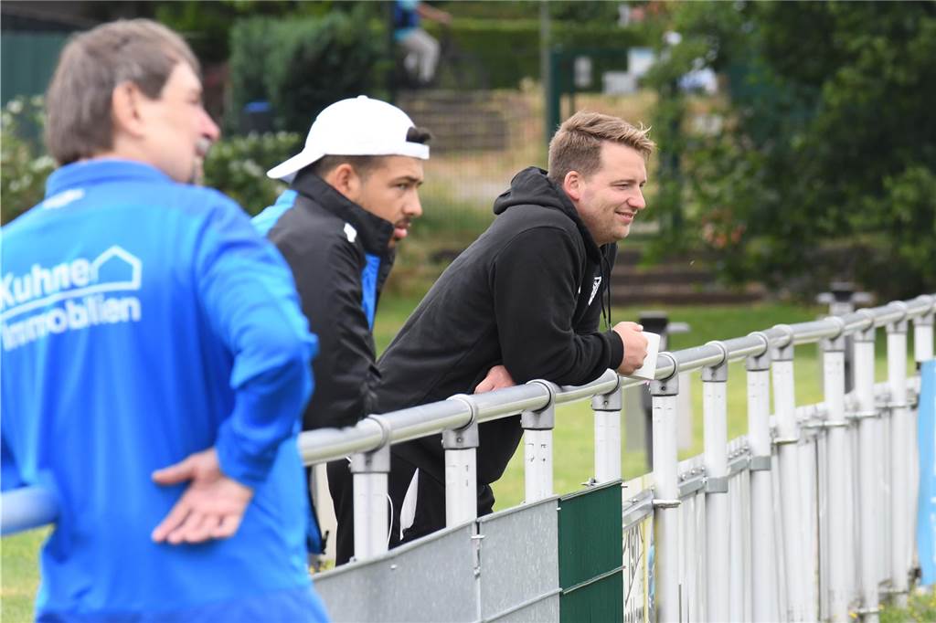 Wie geht es im Nachwuchsfußball weiter? Benedikt Kuhne (r.) ist Sportlicher Leiter und Jugendtrainer bei BW Alstedde.