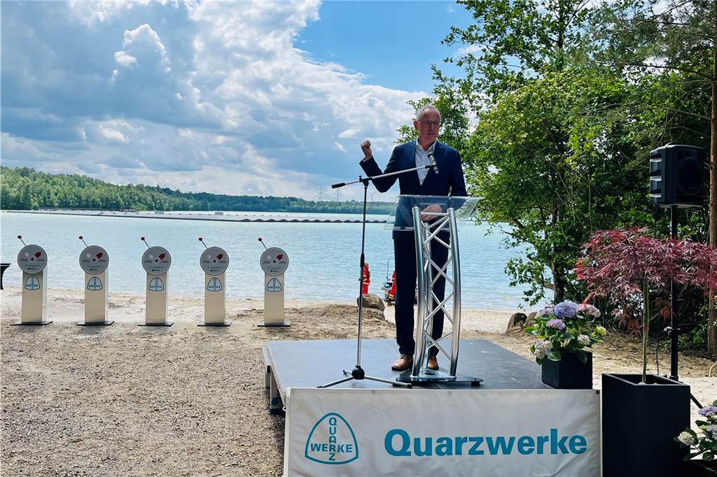 Schalter umgelegt: Riesige Silbersee-Solaranlage in Haltern geht ans Netz Benedikt Ortmann von der Baywa fordert niedrigere Hürden für den Bau solcher schwimmenden Solaranlagen von der Politik.