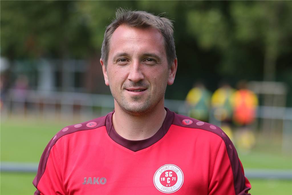 Ersatztrainer auf Zeit: SC Capelle wird vorübergehend von einem bekannten Gesicht gecoacht Benedikt Reckmann übernimmt für kurze Zeit den Trainer-Posten bei SC Capelle.