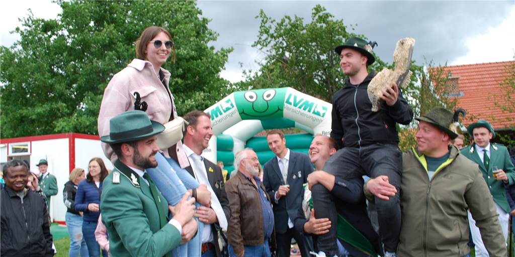 Mit Video: Junges Königspaar regiert in Legden-Wehr Benedikt Renze und Sarah Kerkhoff freuen sich über die neue Regentschaft im Schützenverein Wehr. Mit dem 178. Schuss fiel der am seidenen Faden hängende Rest des hölzernen Vogels um 14.15 Uhr.