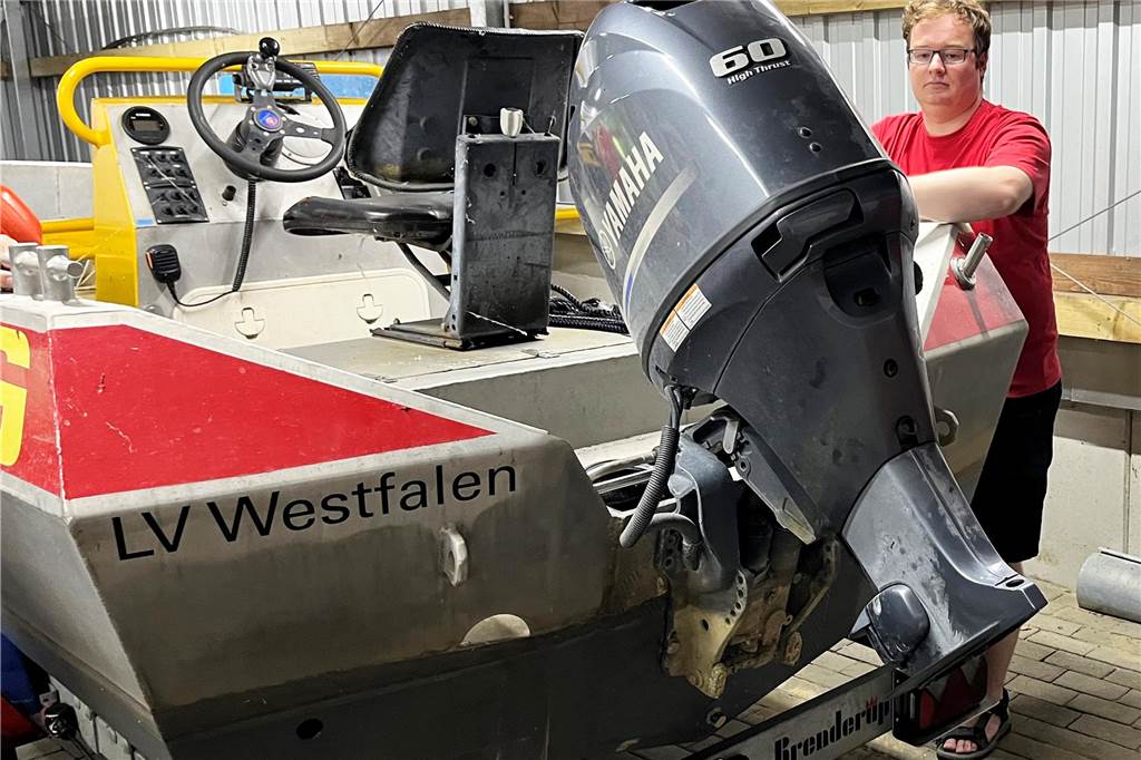 Gestohlene Motorteile der DLRG-Boote sind wieder aufgetaucht Benedikt Wintz am Rettungsboot Marleen: Die Unterwasserteile des Motors (Schraube, Getriebe) wurden abgeschraubt.