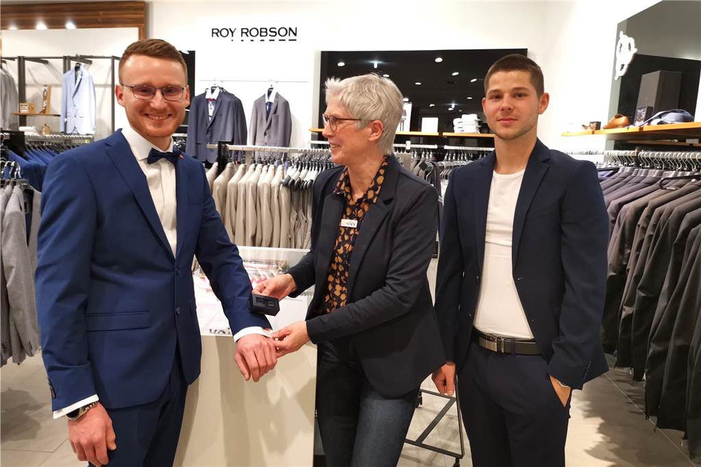 Zeitlose Eleganz: Benedikt Gertz kleidet sich im Modehaus Sinn ein Benedikt wird von Heike Greim und Leon Weber beraten.