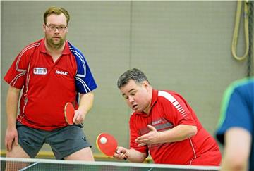 Benedikt Wüstefeld (l.) und Jörg Klaer siegten im letzten Jahr im Doppel der Herren-B-Konkurrenz für die Tischtennisfreunde Lünen.