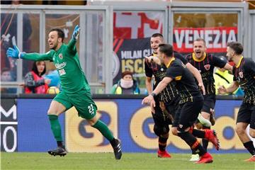 Beneventos Torwart Alberto Brignoli (l) jubelt nach seinem Tor im Spiel gegen AC Mailand. Foto: Mario Taddeo