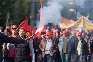 Bengalische Feuer gegen die Fusion: Arbeitnehmervertreter hatten für Freitag zu einer Demonstration aufgerufen – rund 7000 Stahlkocher kamen.