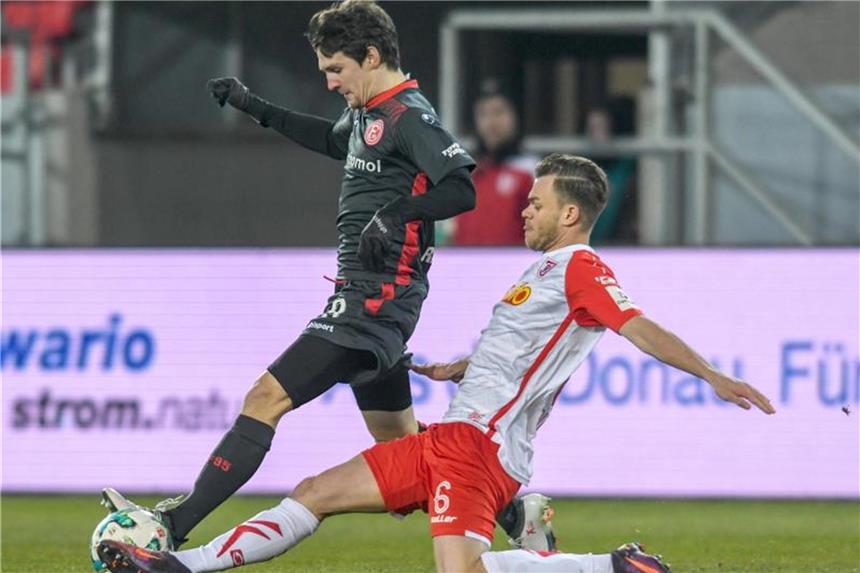 4:3 nach 0:3: Jahn Regensburg schockt Fortuna Düsseldorf Benito Raman von Düsseldorf (l.) und Benedikt Saller von Regensburg im Zweikampf. Foto: Armin Weigel