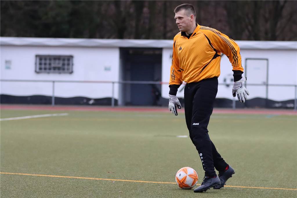 VfB Lünen hat eine neue Nummer Eins: Bisher noch kein Pflichtspiel Benjamin Gillner dribbelt einen Ball.