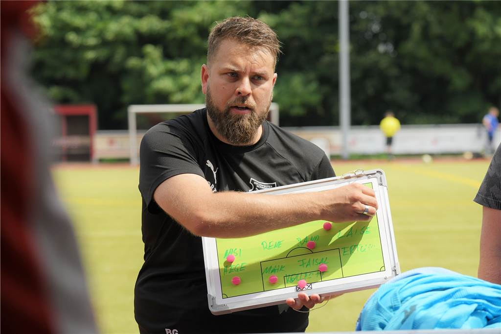 „Ich kann doch den Jungs nicht zumuten, nur für Passübungen zum Training zu kommen“ Benjamin Gottstein, Trainer von Holzpfosten Schwerte 05.