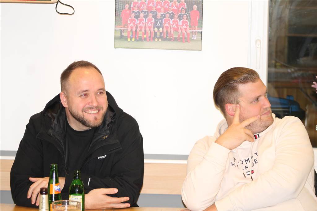 Benjamin Gräbe (l.) und Roman Spielfeld verfolgten die Auslosung.