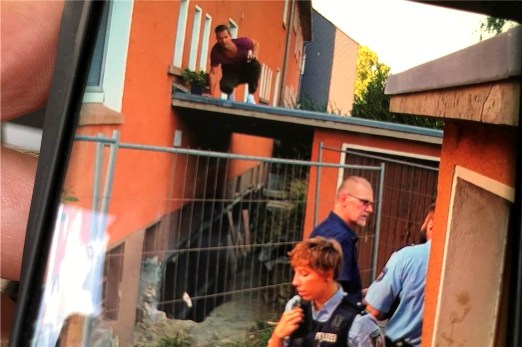 Dieses Video zeigt, wie Reptilienexperte Roland Byner die Kobra von Herne fing Benjamin Grejner vom EUV fotografierte bei dem Einsatz mit seinem Team den alten Kellereingang hinter dem Haus. Oben beobachtet ein Mitarbeiter der Polizei die Kobra, während ein Reptilienexperte von innen aus anrückte.
