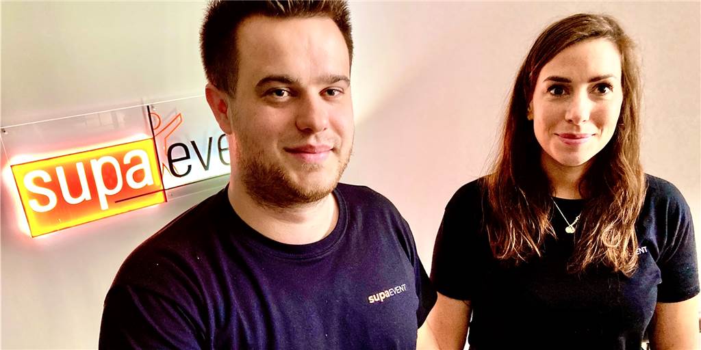 Benjamin Hamczyk und Nora Kremer von Supa-Event an der Rohwedderstraße 12 in Huckarde suchen dringend nach neuem Personal. Inzwischen auch auf der Datingplattform Tinder.