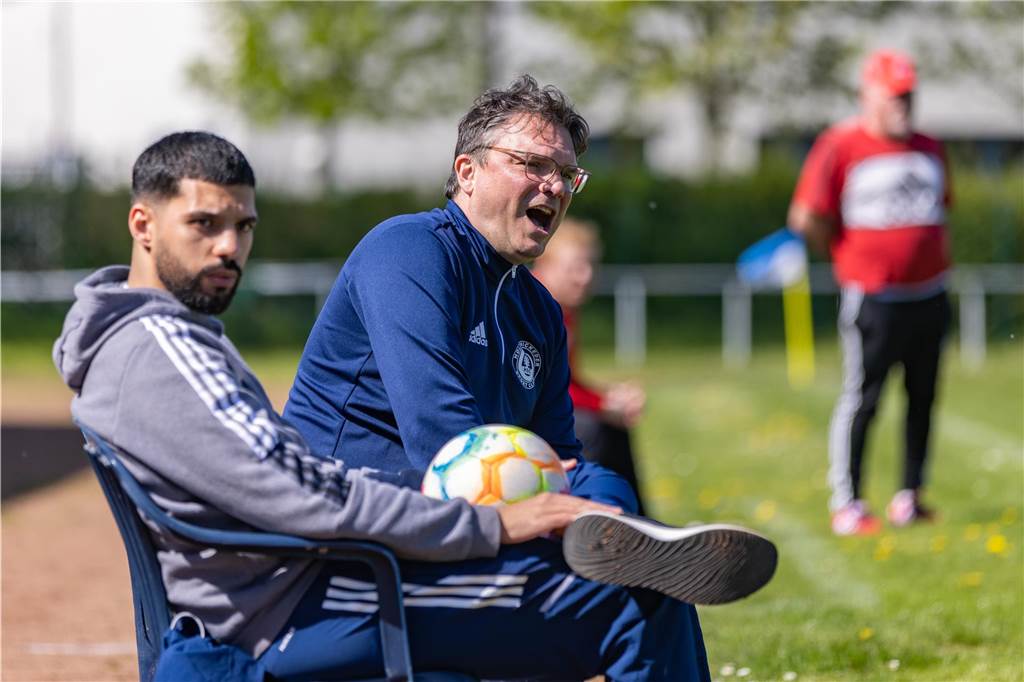 Holzwickeder SC ist nach 1:0 gegen Wiemelhausen fast am Ziel Benjamin Hartlieb (2.v.l.), hier neben seinem Co-Trainer Hamza El Hamdi, sprach von einem dreckigen Sieg.