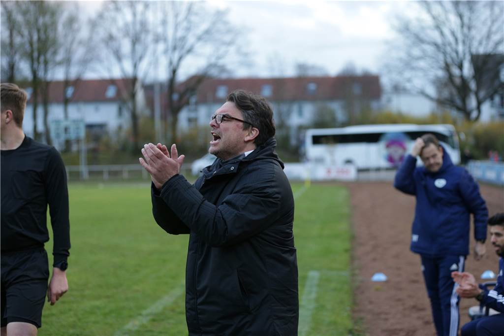 Abenteuer beim HSC beginnt für Patrick Fischer zäh – Entscheidung über Verlängerung schon gefallen Benjamin Hartlieb, Trainer des Holzwickeder SC, kann womöglich schon bald auch wieder Patrick Fischer auf dem Spielfeld anfeuern.