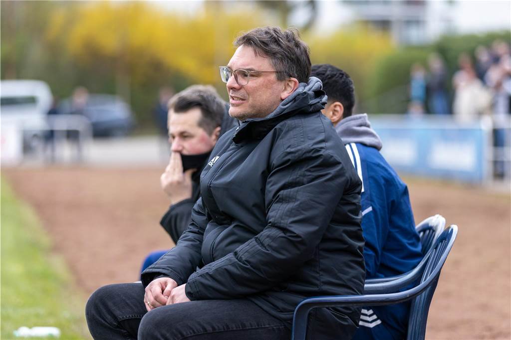 Zusage im Dezember, Transfer im April: Warum darf Michele Teofilo zur SG Massen wechseln? Benjamin Hartlieb verliert einen Defensivspieler beim Holzwickeder SC.