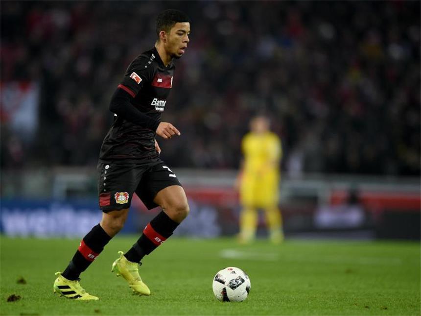 Henrichs bleibt bis 2022 bei Bayer Leverkusen Benjamin Henrichs wird bis 2022 das Trikot von Bayer Leverkusen tragen. Foto: Jonas Güttler