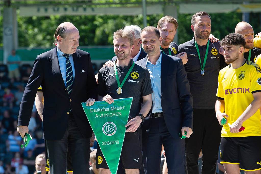 Nach fünf BVB-Titeln ging Hoffmann nicht geräuschlos: Mit Mainz 05 im DM-Finale gegen Ex-Klub Benjamin Hoffmann bekommt einen Wimpel überreicht.