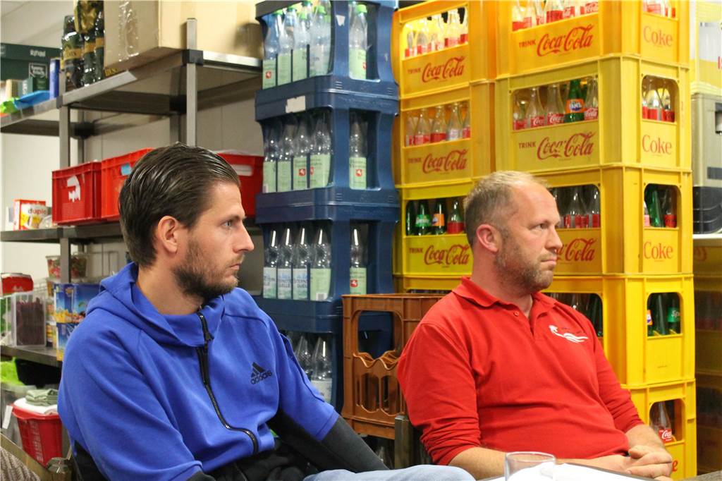Fehlende Rote Karte im Freundschaftsspiel: Klares Urteil nach Spielmanipulation Benjamin Kliem und Felix Holtheuer vertraten den SV Bausenhagen vor dem Kreissportgericht.