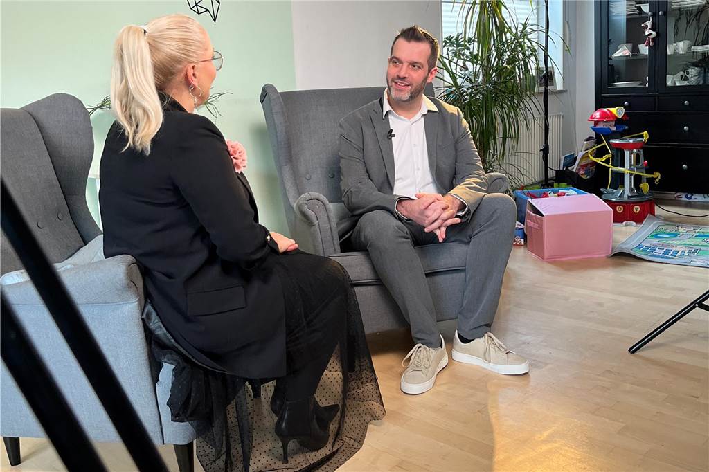 Freie Trauung im Trend: Raesfelder als bester Trauredner nominiert Benjamin Mikolajewski beim Videodreh für seine Nominierung als bester Trauredner bei den Wedding King Awards