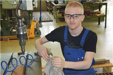 Benjamin Nothnagel arbeitet an einer Kolbenstange, die für die Hydraulik eines Baggers gebraucht wird.