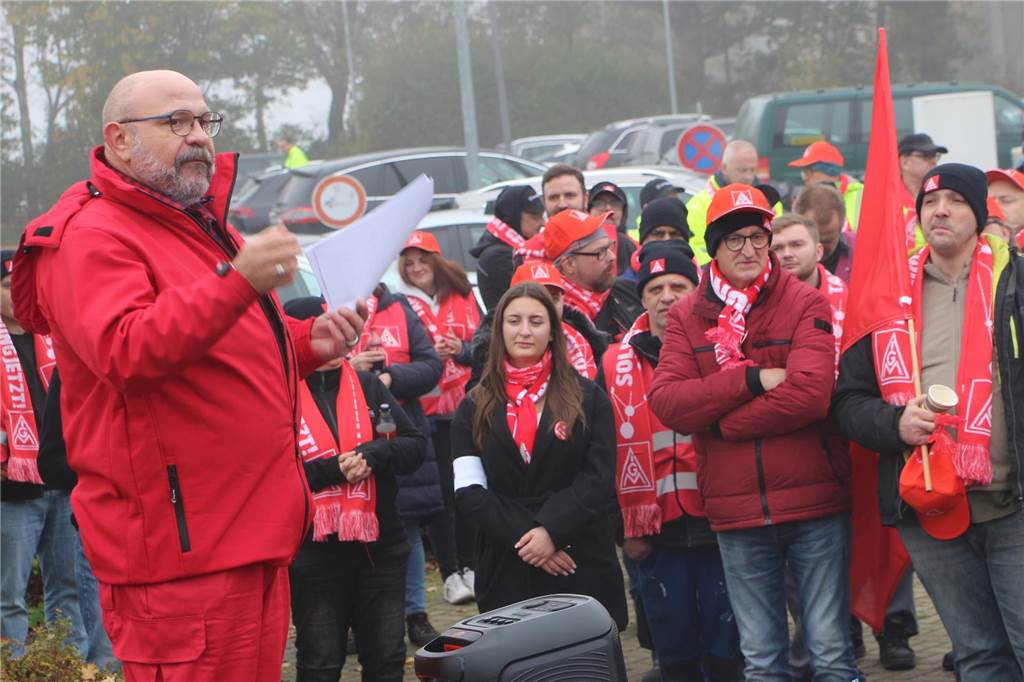 Warnstreik der IG Metall bei Lichtgitter: Angebot ist „inakzeptabel“ ein Mann spricht zu den Beschäftigten