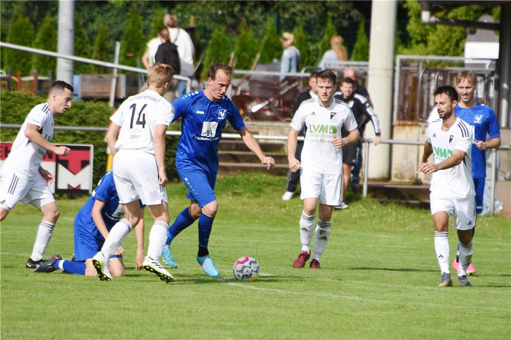 Kein Grund zur Panik beim TuS Sythen Benjamin Schulte zieht den Blick von gleich vier Lippramsdorfern auf sich. Mit dem TuS Sythen musste er sich dem LSV zuletzt knapp mit 1:2 geschlagen geben.