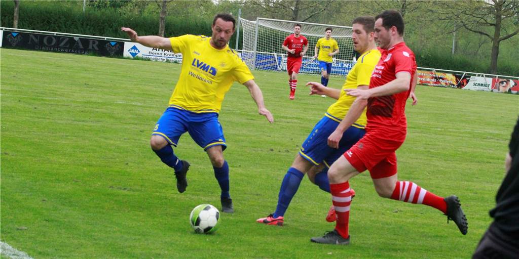 SV Herbern könnte nach Sonntag „aus dem Gröbsten raus“ sein – muss aber auf Stammspieler verzichten Benjamin Siegert wird am Sonntag wieder an der Seitenlinie und nicht auf dem Spielfeld stehen.