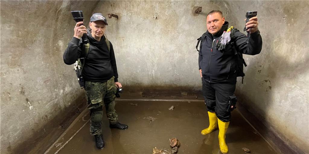 Im Luftschutzbunker: Castrop-Rauxeler Benjamin Sowade besucht „verlorene Orte“ Benjamin Sowade (links) will seinen Zuschauern Geschichte näher bringen.