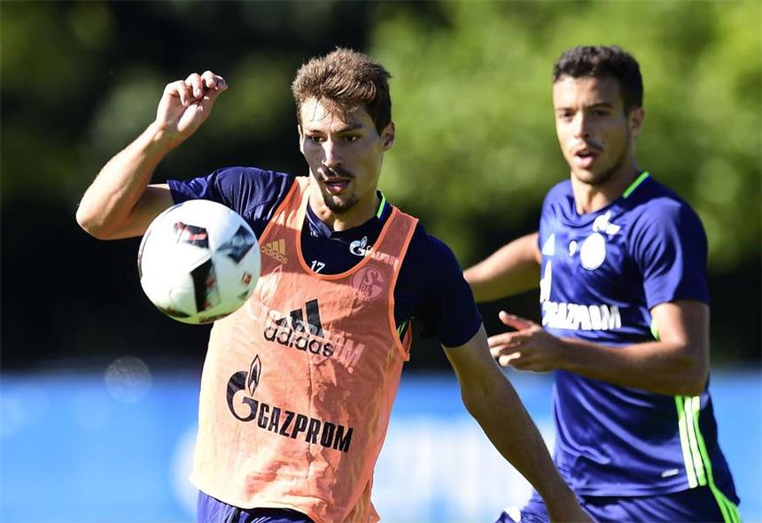 Stambouli: "Fühle mich schon wie zu Hause" Benjamin Stambouli fühlt sich auf Schalke wohl.