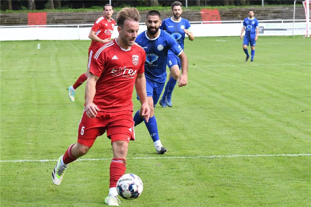 Aushilfsstürmer Teichmöller glänzt beim Lüner SV Benjamin Teichmöller sprintet mit dem Ball am Fuß.