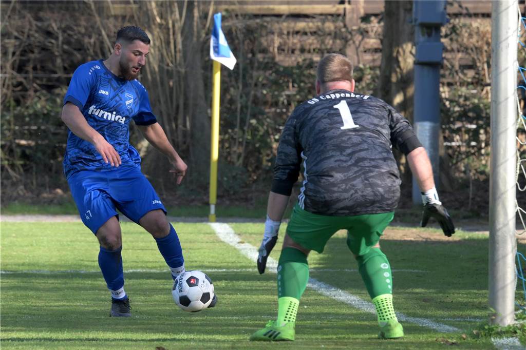 TuS Niederaden bekommt im Aufstiegskampf Fuß in die Tür: Richtungsweisendes Duell wartet Benjamin Yesilkaya schießt aufs Tor.