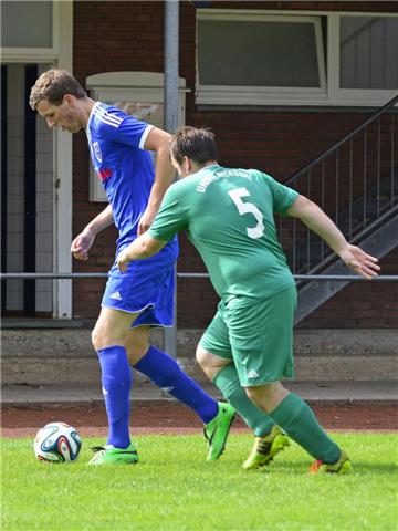 Bennet Terbrack (l) spielt mit dem FC Ottenstein gegen die SF Ammeloe