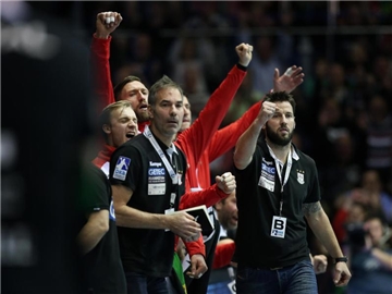 Bennet Wiegerts (r.) Magdeburger gewannen gegen Wetzlar mit 26:18. Foto: Ronny Hartmann