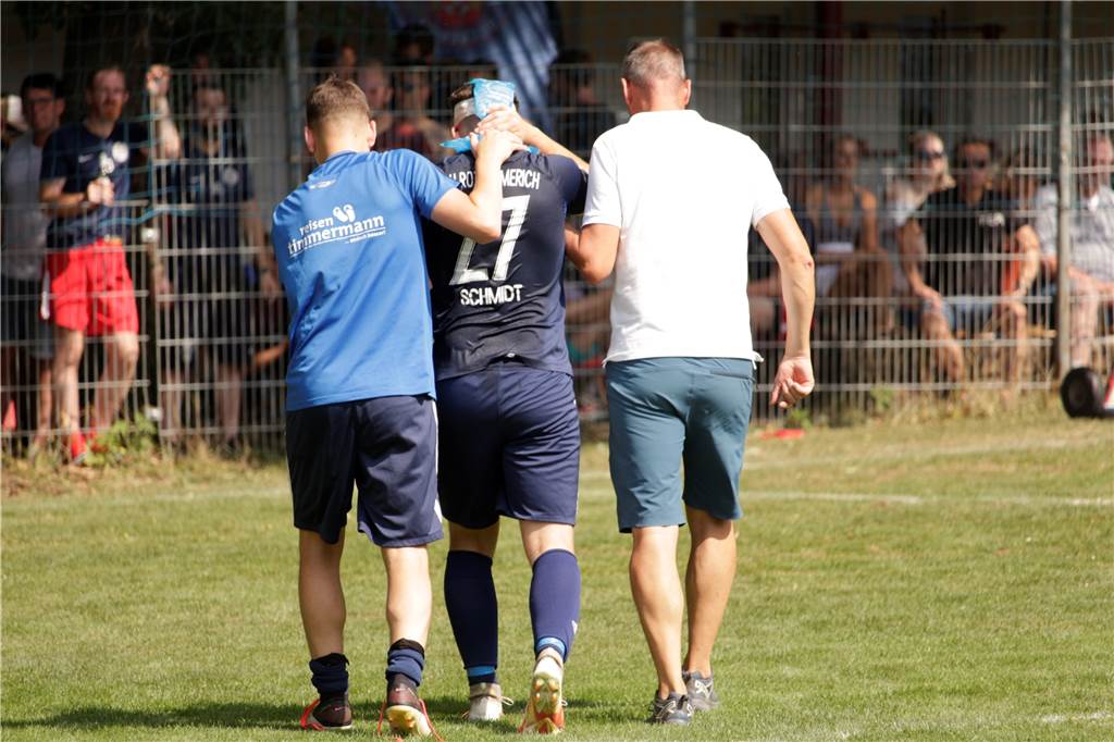 Doppelter Krankenwagen-Einsatz: RW Unna gewinnt packendes Derby bei BR Billmerich Bent Schmidt (M.) musste mit einem Cut an der Stirn ins Krankenhaus gebracht werden, wo die Wunde mit vier Stichen genäht wurde.