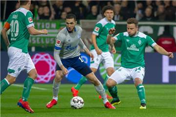 Bentaleb (M.) gegen Bargfrede (r.): Spielen sie bald zusammen in Bremen? 