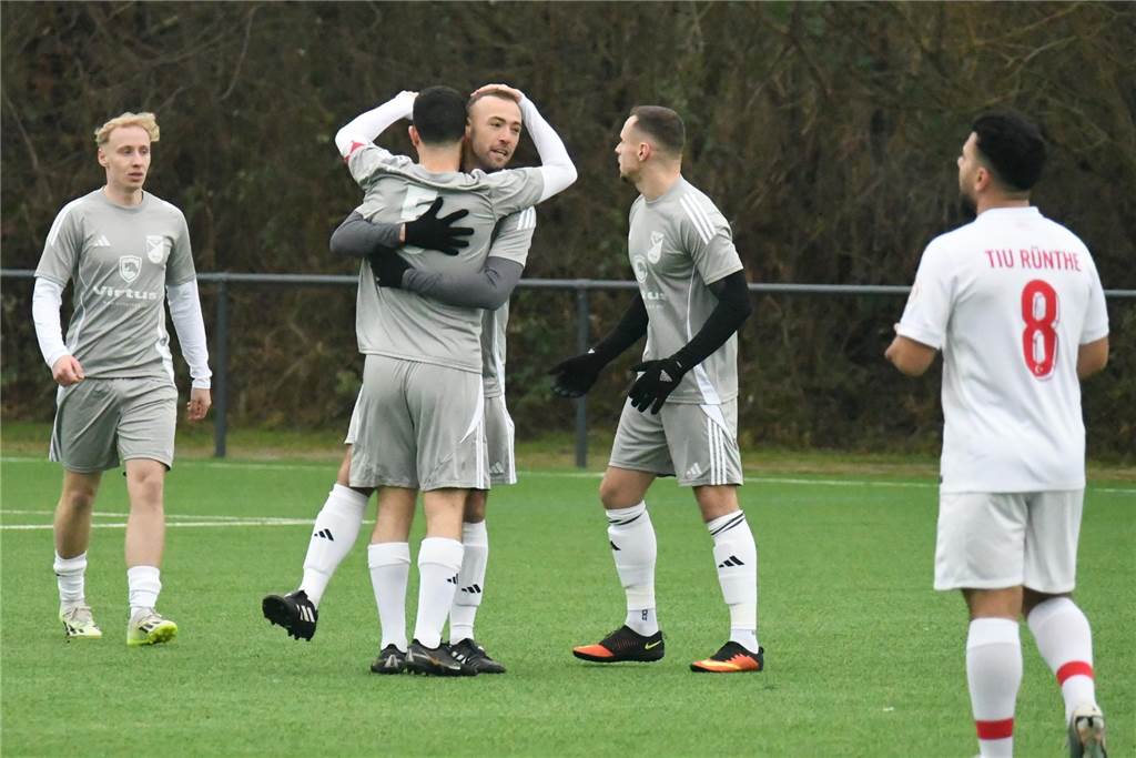 Enes Akyüz und Berat Özgüc bejubeln ein Tor von Eintracht Werne im Testspiel gegen TIU Rünthe.