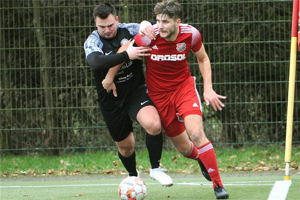 Berchum/Garenfelds Torjäger Jerome Nickel (re.) ging gegen den SV Wanne leer aus.